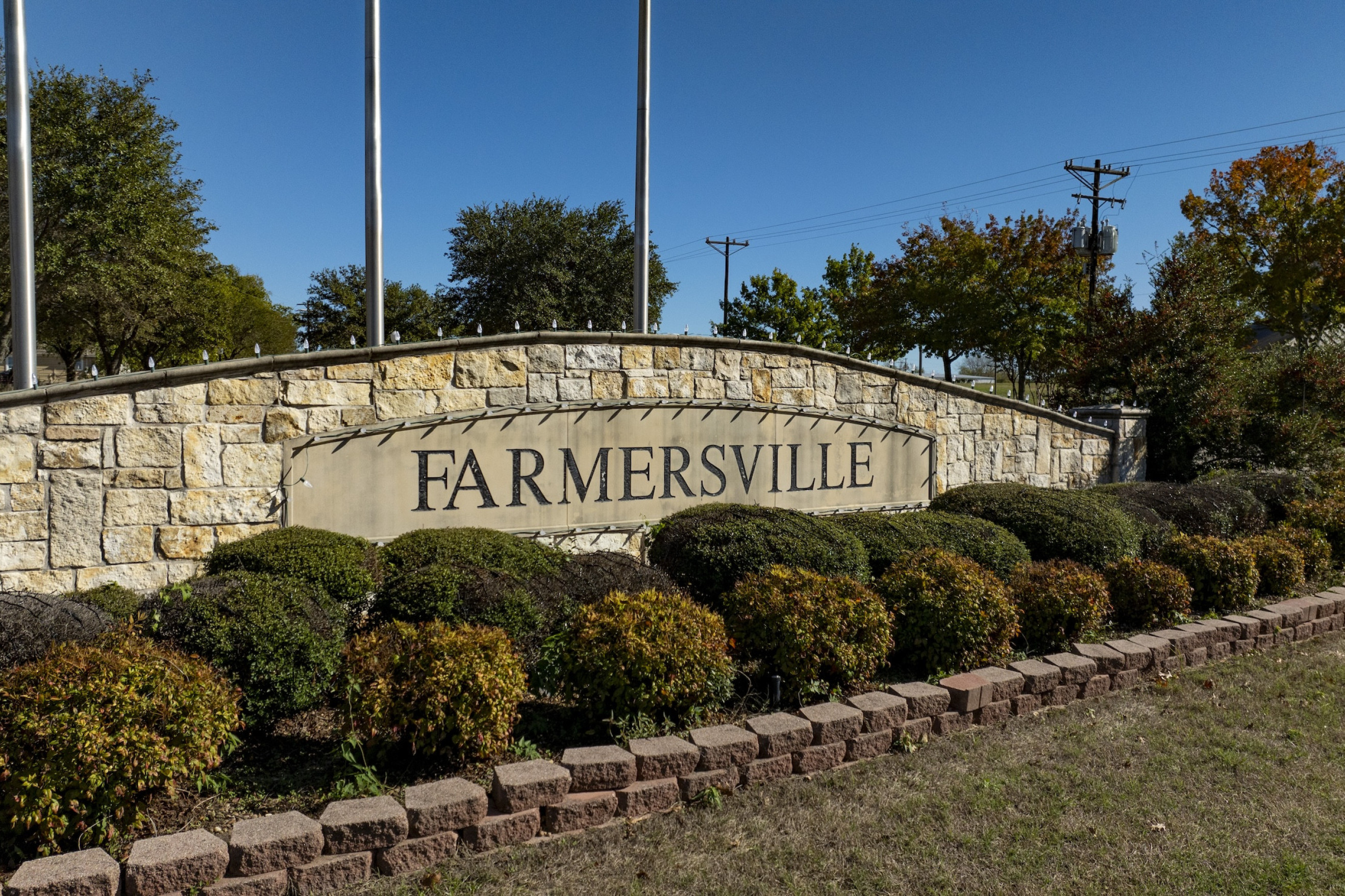 sign that reads "Farmersville"